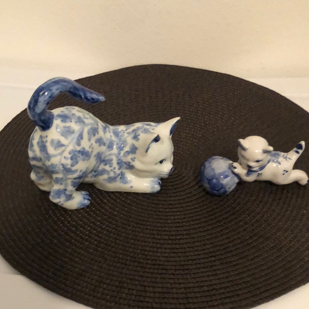 ♦️SOLD♦️SOLD♦️SOLD♦️Two adorable porcelain looking cats.  Blue and white.